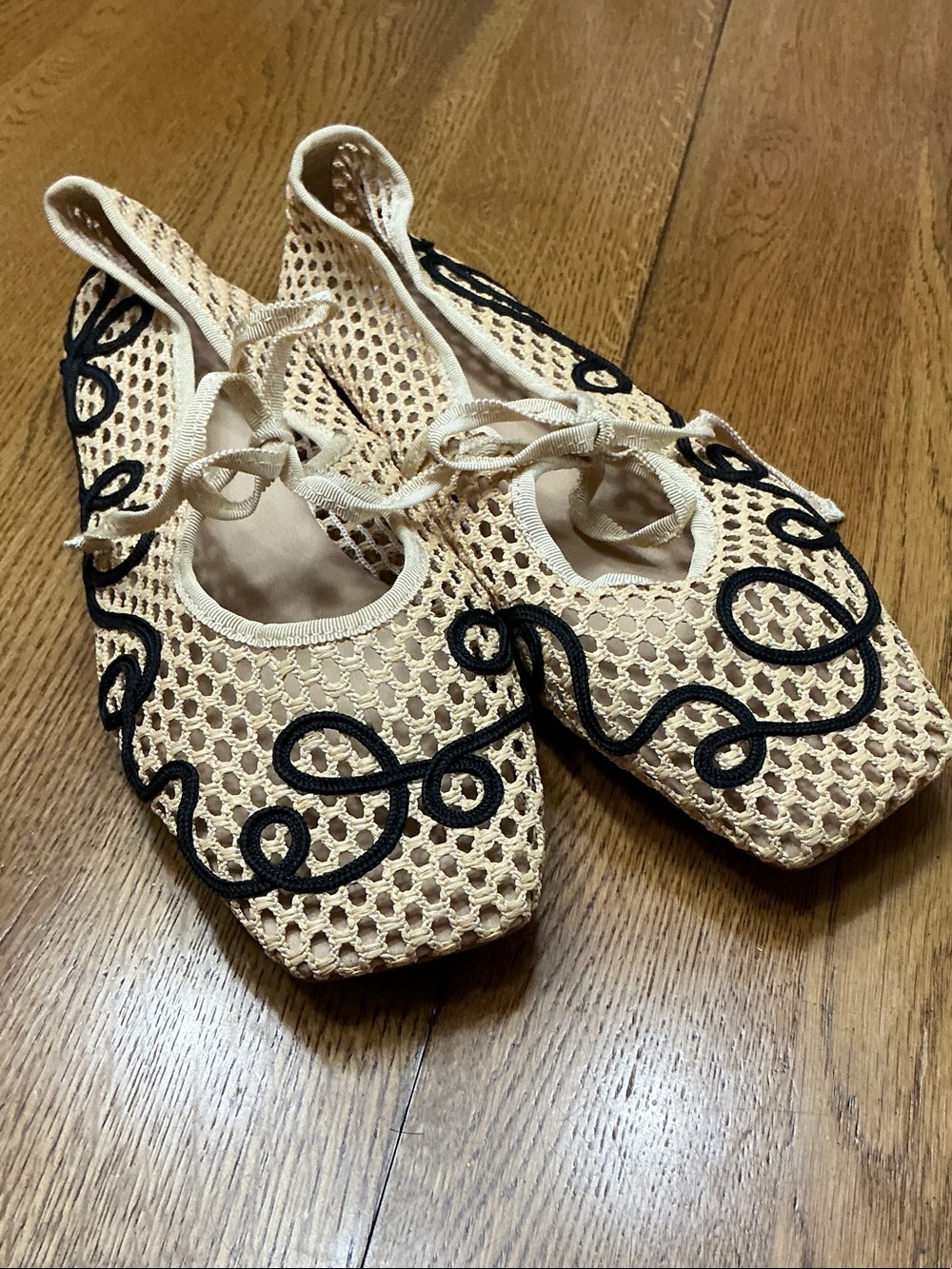Woman’s Margot Sq toe mesh tan flats with black design. Size 41. Tie. Like new!